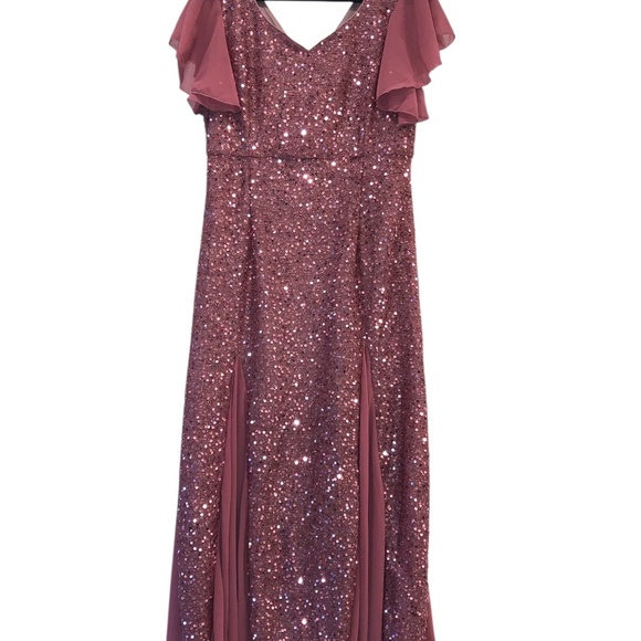 Women’s Long Evening Gown with Heart-Shaped Neckline - Picture 3 of 10